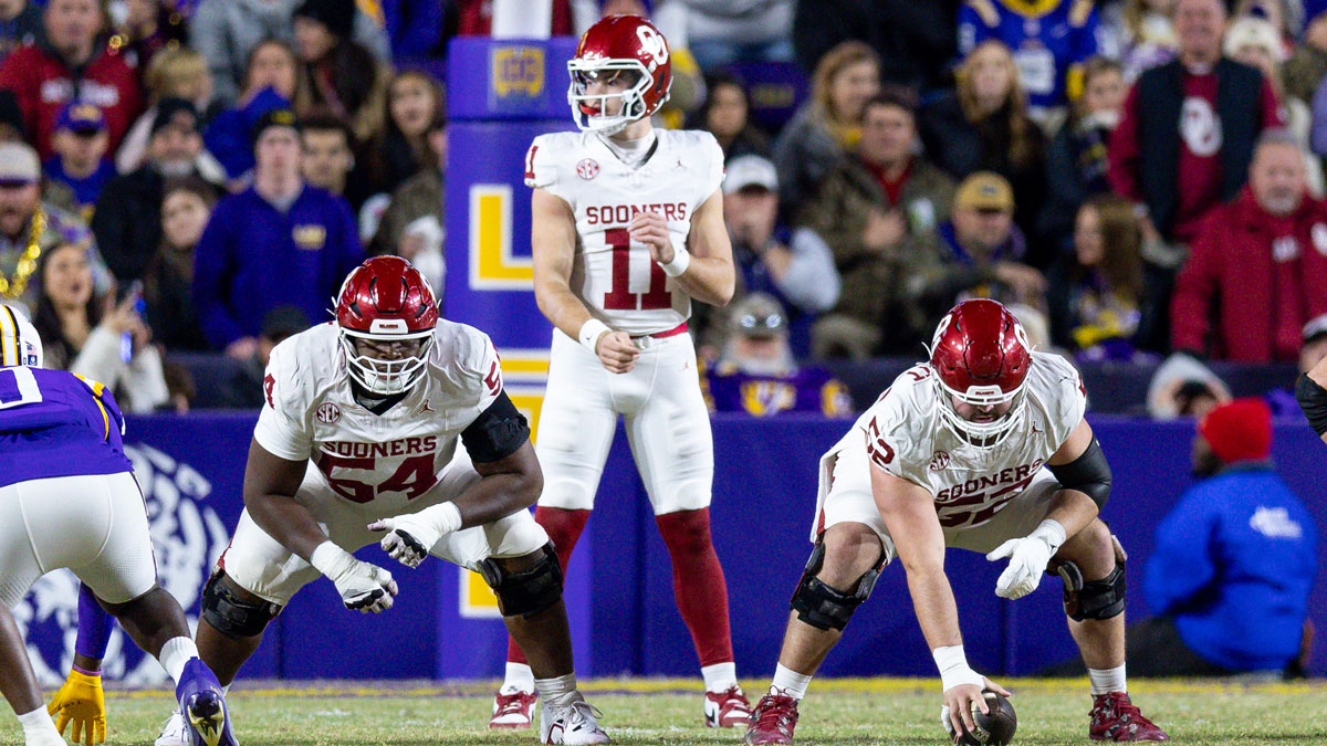 Oklahoma Sooners quarterback Jackson Arnold (11) calls for the ball against the LSU Tigers during the second quarter at Tiger Stadium.