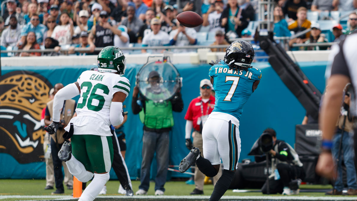 Jacksonville Jaguars wide receiver Brian Thomas Jr. (7) scores touchdown against the New York Jets during the first quarter at EverBank Stadium.
