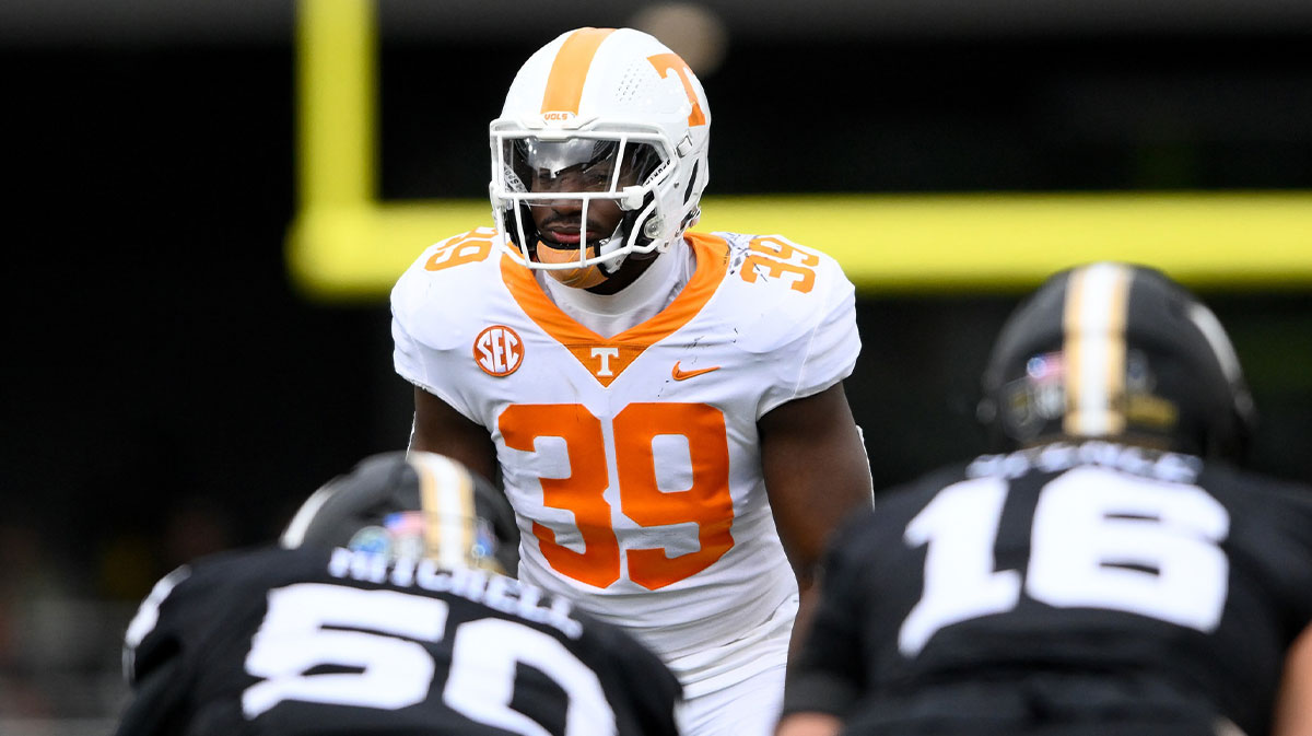 Tennessee Volunteers linebacker Jalen Smith (39) takes a peak into the backfield against the Vanderbilt Commodores during the first half at FirstBank Stadium.