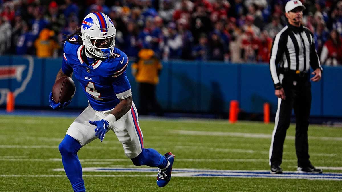 Bills James Cook finds an open lane to run through during first half action against the Kansas City Chiefs in Orchard Park, Nov.17, 2024.