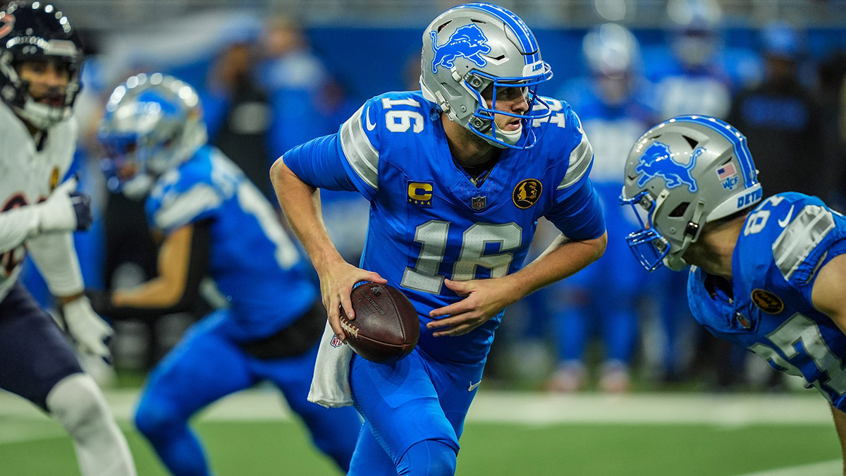Detroit Lions quarterback Jared Goff (16) looks on during play action against the Chicago Bears in the first half