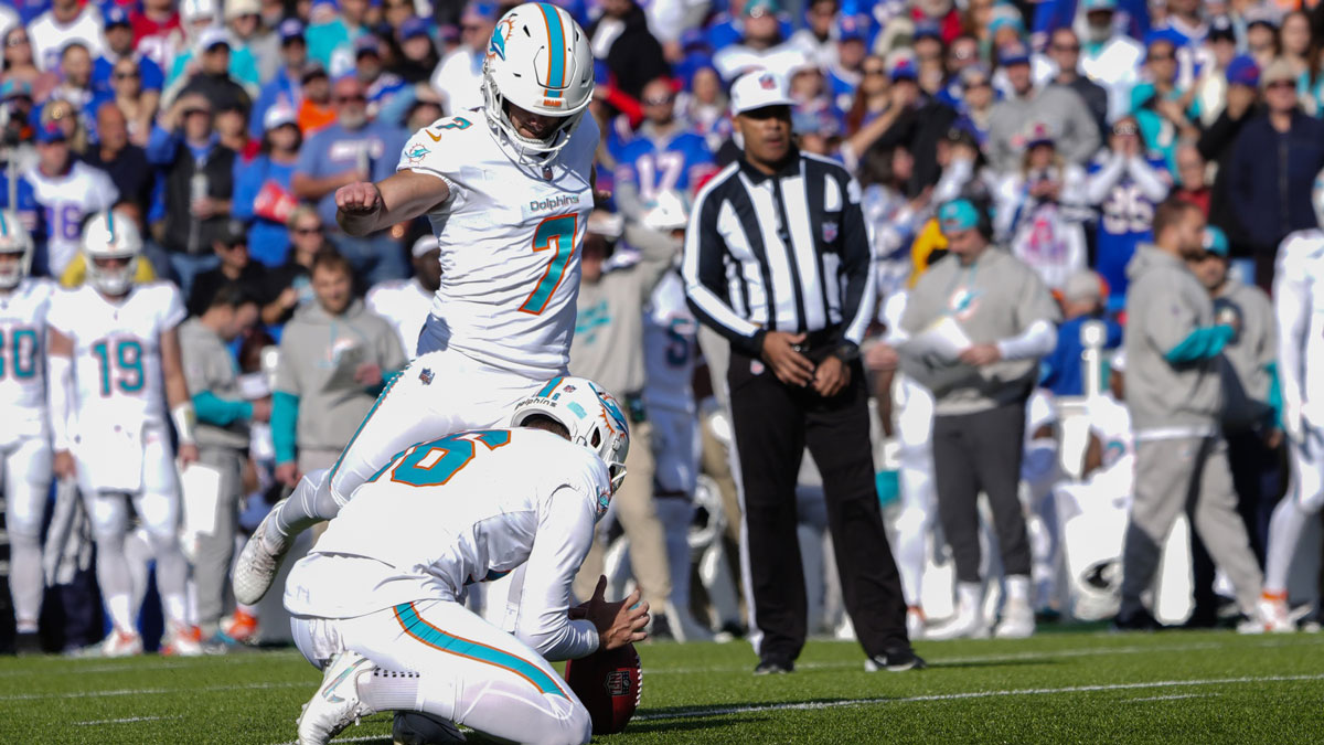 Miami Dolphins place kicker Jason Sanders (7) kicks a field goal against the Buffalo Bills during the first half at Highmark Stadium.