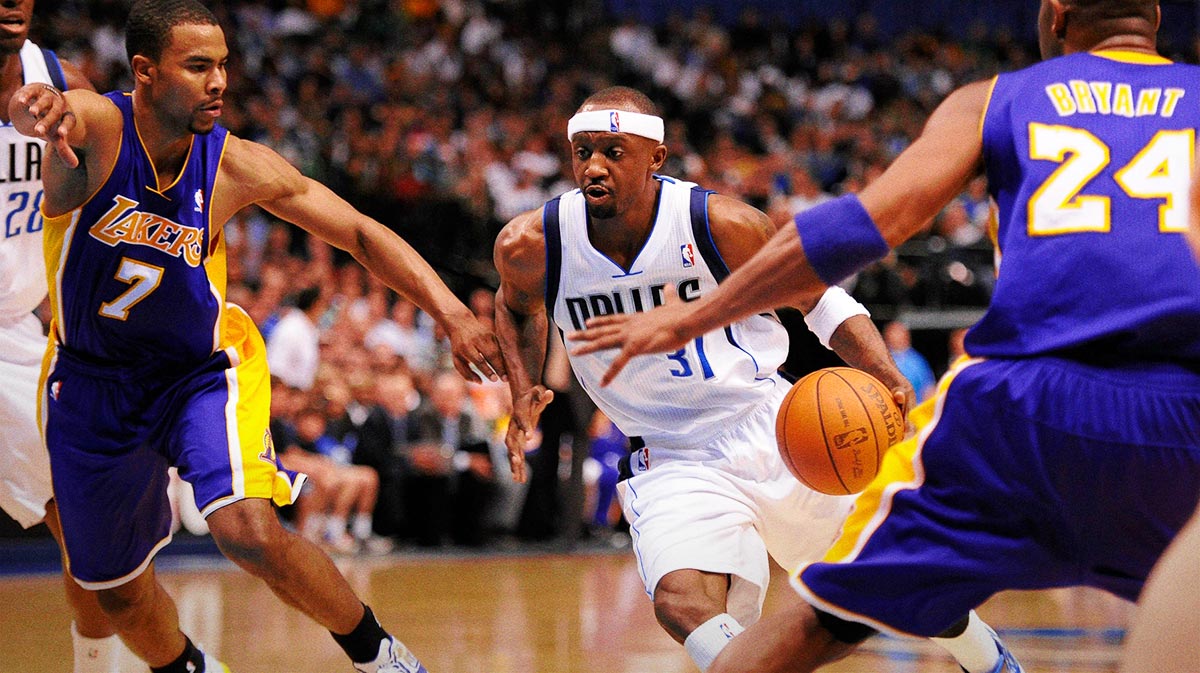 Dallas Mavericks shooting guard Jason Terry (31) drives the ball between Los Angeles Lakers point guard Ramon Sessions (7) and shooting guard Kobe Bryant (24) during the second quarter at the American Airlines Center.