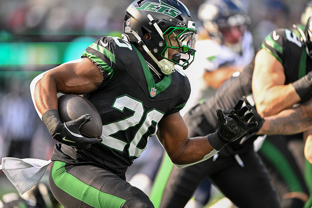 New York Jets running back Breece Hall (20) runs with the ball during the first quarter against the Seattle Seahawks at MetLife Stadium.