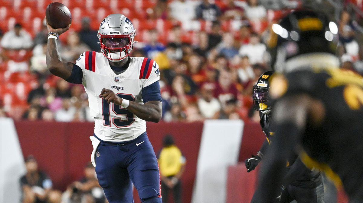 Joe Milton throwing for the Patriots