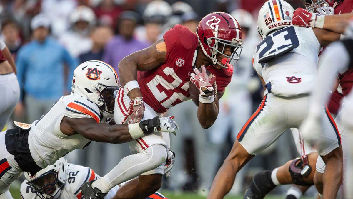 Alabama Crimson Tide running back Justice Haynes (22) runs the ball as Auburn Tigers take on Alabama Crimson Tide at Bryant-Denny Stadium