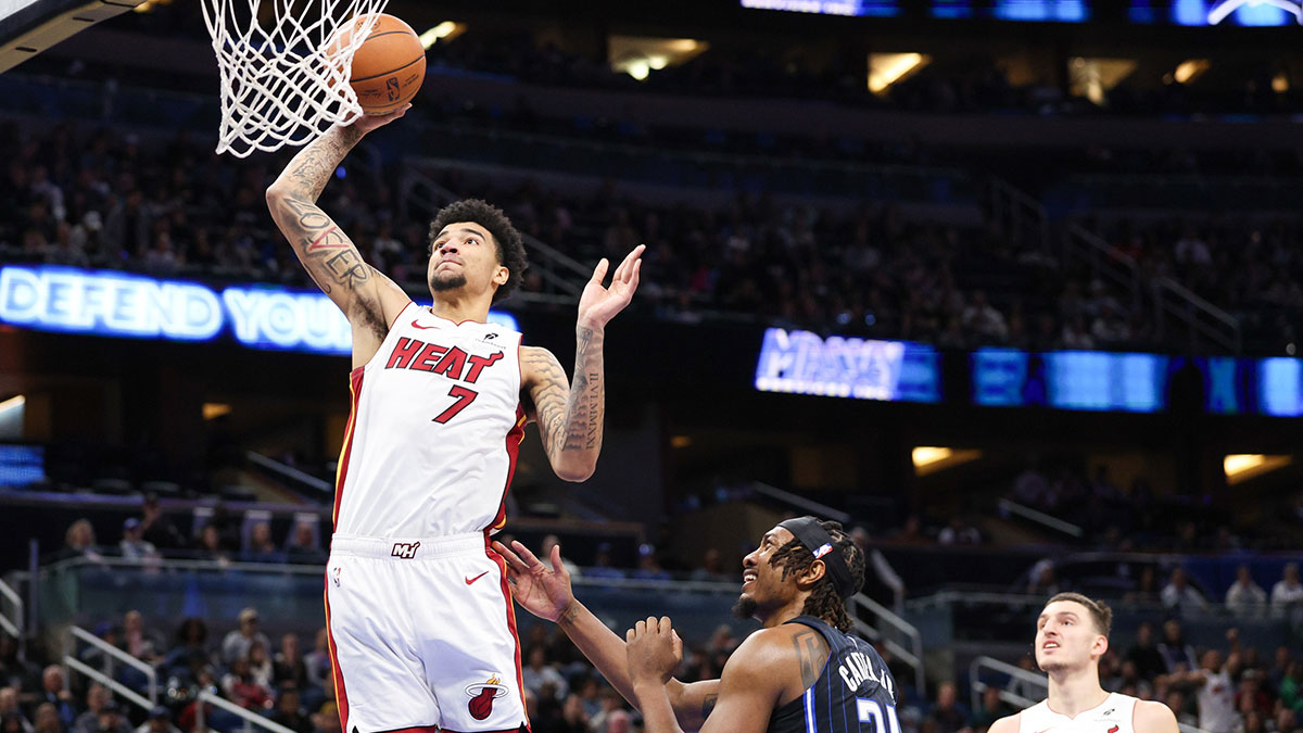 Miami Heat center Kel'el Ware (7) dunks the ball against the Orlando Magic in the first quarter at Kia Center. 