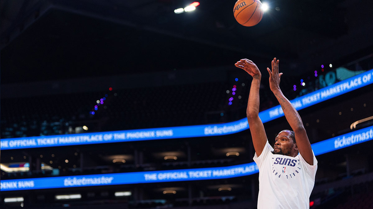 Phoenix Suns forward Kevin Durant (35) warms up before the start of a game against the Portland Trail Blazers at Footprint Center.