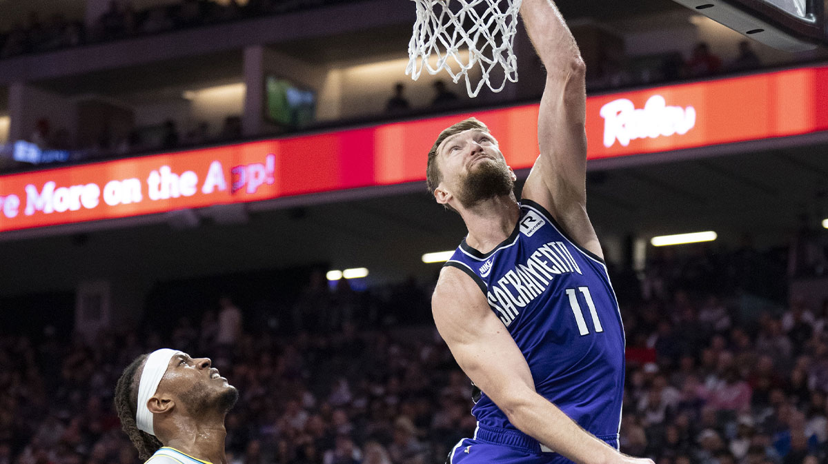 Kings center Domantas Sabonis (11) dunks