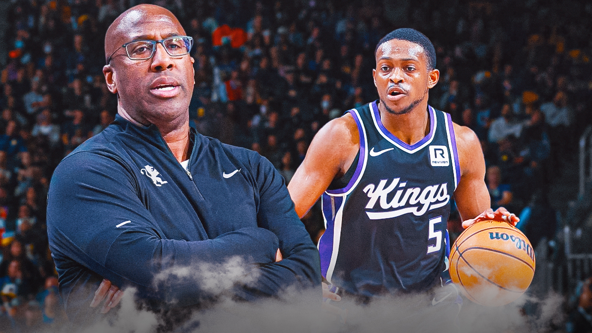 Mike Brown beside De'Aaron Fox.