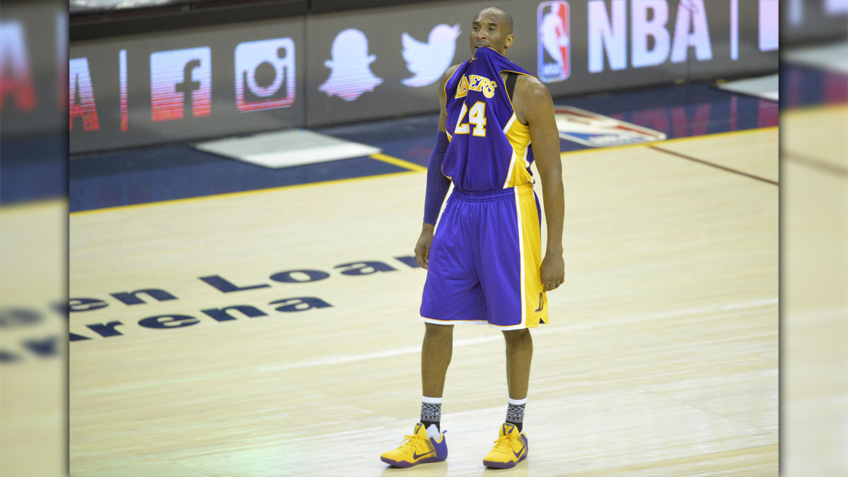 Los Angeles Lekers Forward Kobe Briant (24) reacts in the fourth quarter against Cleveland Cavaliers to the loan acceleration arena.