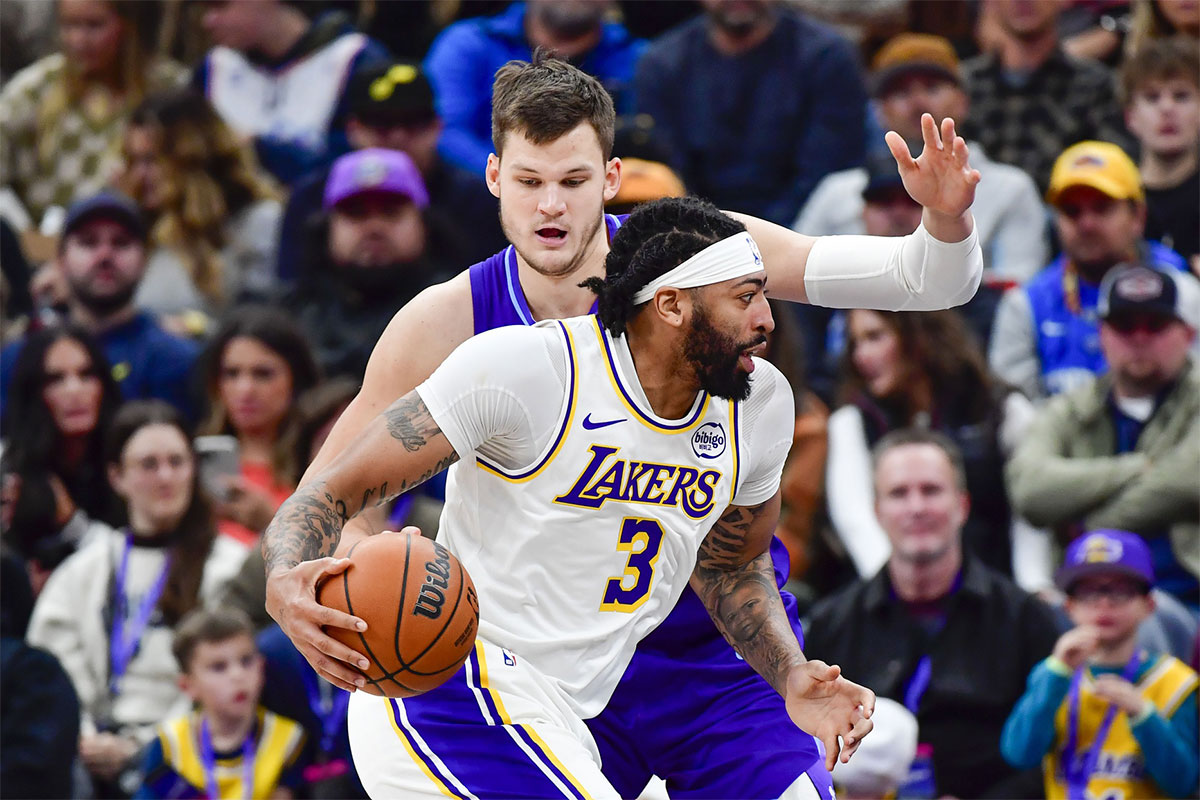 Los Angeles Lakers / Center Davis Lakers (3) turns next to the center of Jut Jazz Voker Kesler (24) during the first half in the Delta Center