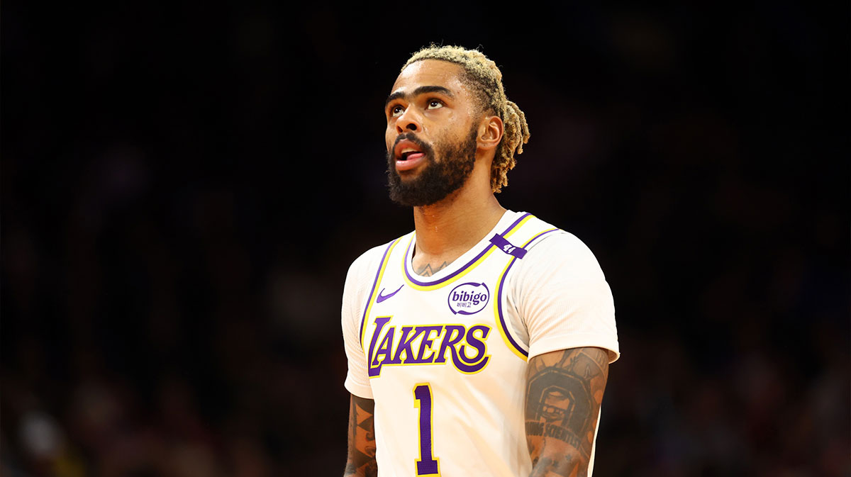 Los Angeles Lakers guard D'Angelo Russell (1) against the Phoenix Suns during an NBA Cup game at Footprint Center