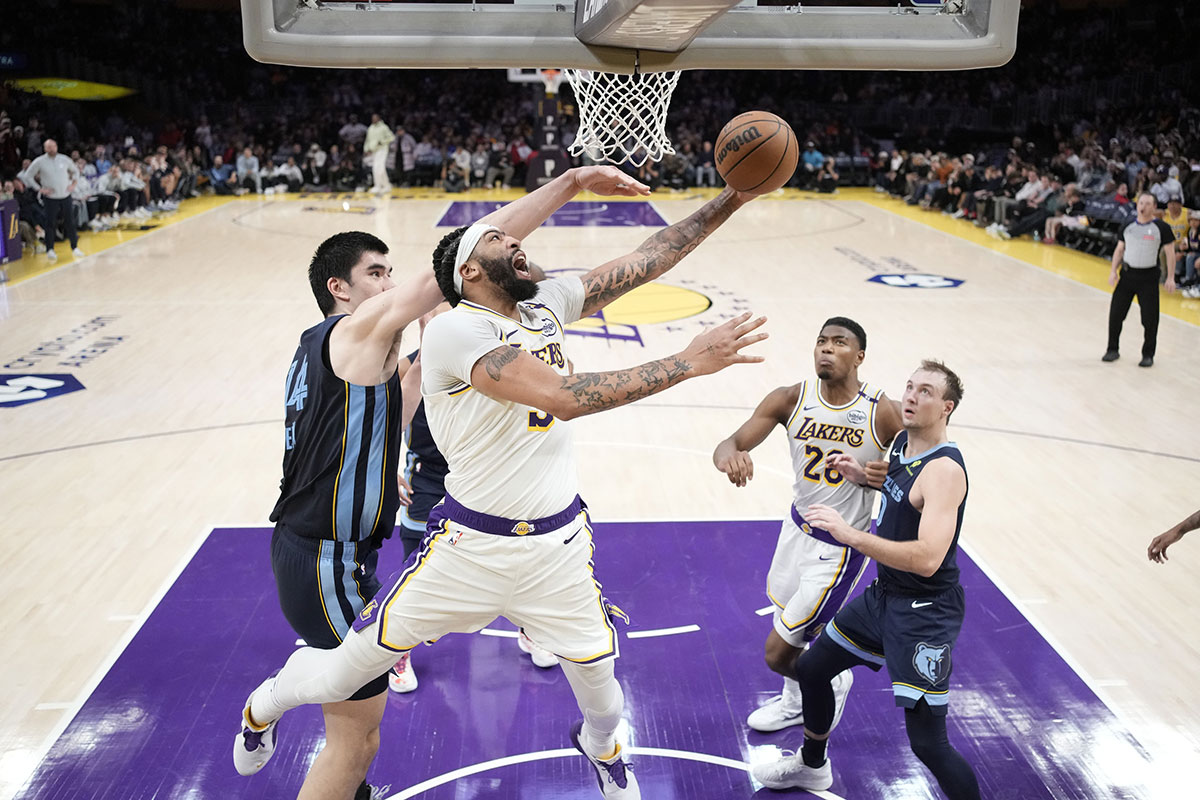 Lakers forward Anthony Davis (3) shoots the ball