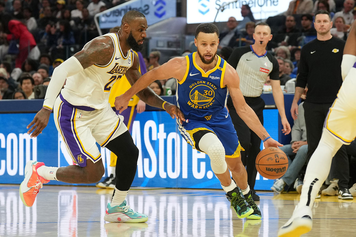 Golden State Warriors guard Stephen Curry (30) dribbles against Los Angeles Lakers forward LeBron James (left) during the third quarter at Chase Center.