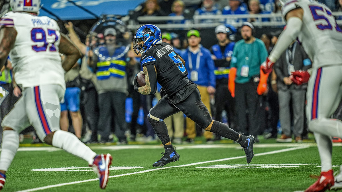 Detroit Lions running back David Montgomery (5) runs for yards before being tackled.