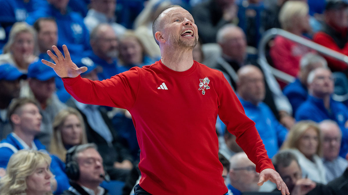 Louisville Cardinals head coach Pat Kelsey shouts to his team during their game against the Kentucky Wildcats on Saturday, Dec. 14, 2024 at Rupp Arena in Lexington, Ky.