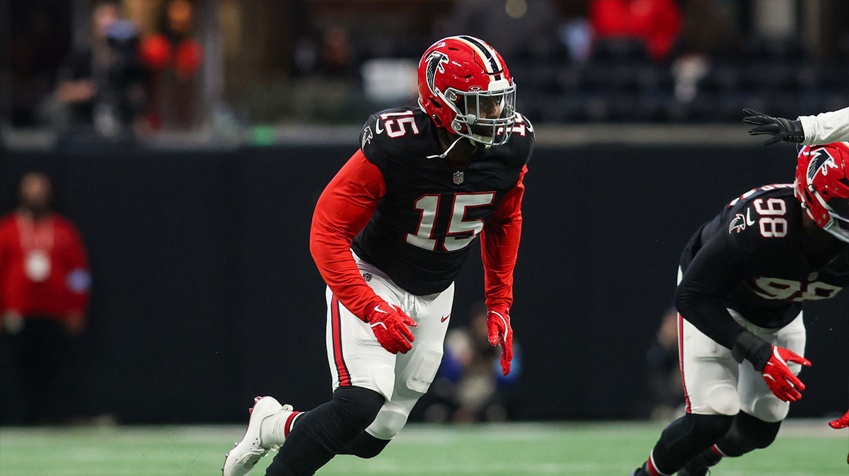 Atlanta Falcons linebacker Matthew Judon (15) rushes the passer against the New York Giants in the fourth quarter at Mercedes-Benz Stadium.