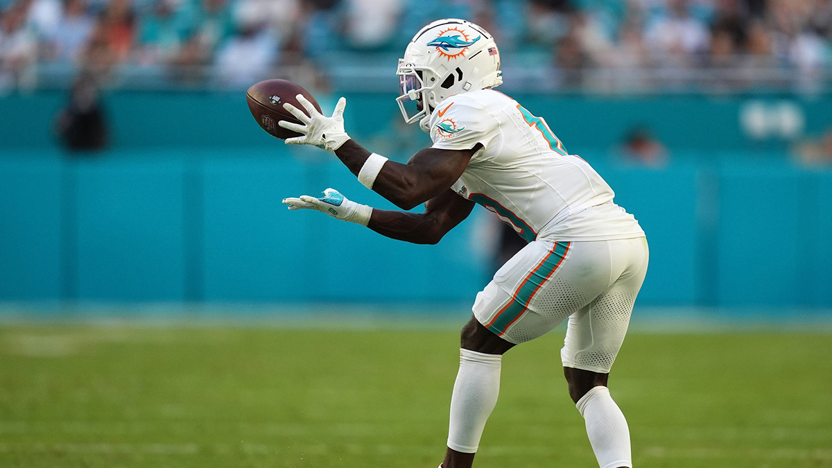 Miami Dolphins wide receiver Tyreek Hill (10) makes a catch during overtime against the New York Jets at Hard Rock Stadium.