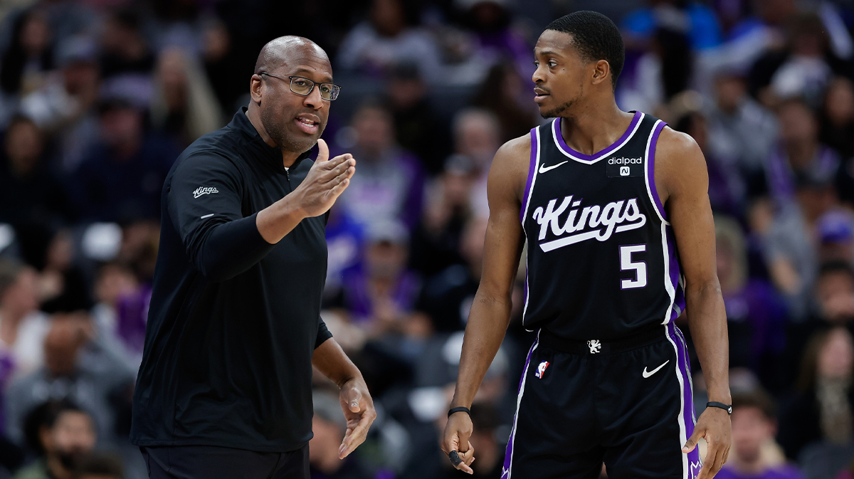 Sacramento Kings head coach Mike Brown talks with guard De'Aaron Fox (5) during the third quarter against the Orlando Magic at Golden 1 Center. Mandatory Credit: Sergio Estrada-Imagn Images