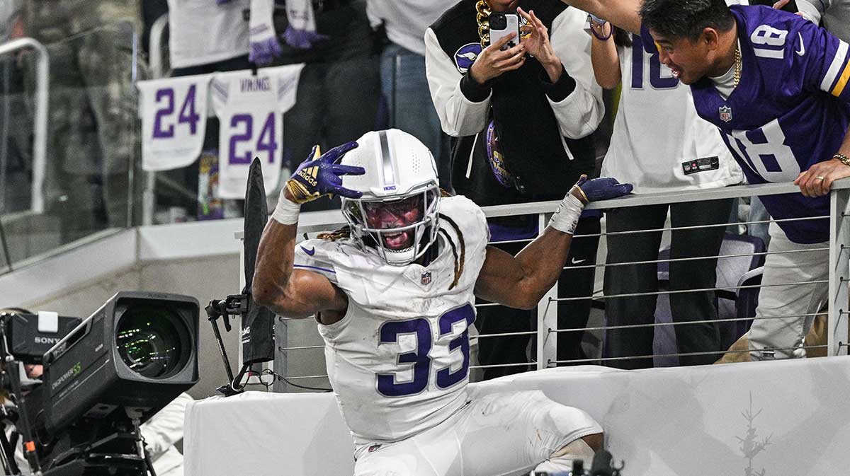 Minnesota Vikings running back Aaron Jones (33) reacts after a touchdown run in the third quarter against the Chicago Bears at US Bank Stadium.