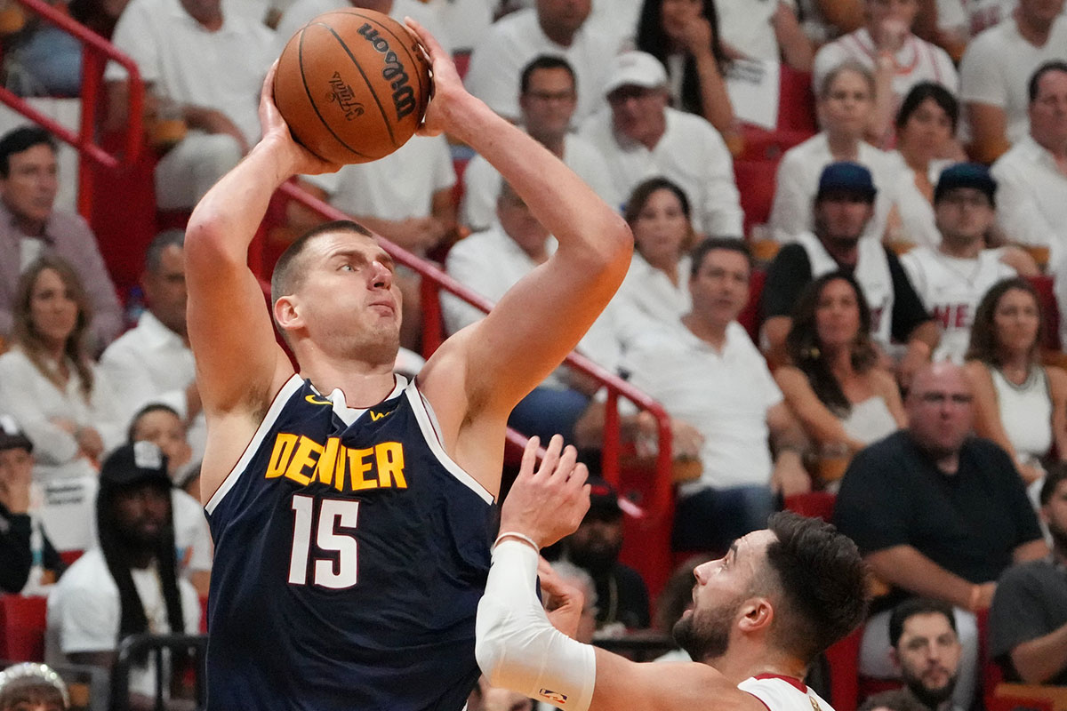 丹佛掘金中心尼古拉·乔基奇（Nikola Jokic）（15）在2023年Kaseya中心的2023 NBA决赛中的第四季度在第一节第四季度对阵迈阿密热身后卫马克斯·斯特鲁斯（31）。 