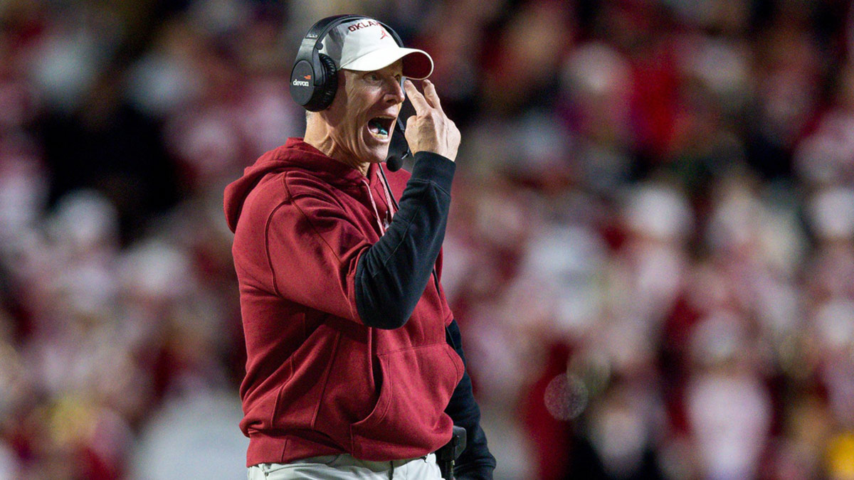 Oklahoma Sooners head coach Brent Venables reacts to a play against the LSU Tigers during the first quarter at Tiger Stadium.