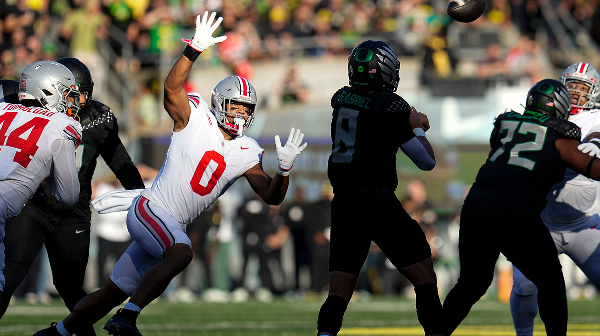 Ohio State Buckeyes linebacker Cody Simon (0) pressures Oregon Ducks quarterback Dillon Gabriel (8) during the first half of the NCAA football game at Autzen Stadium