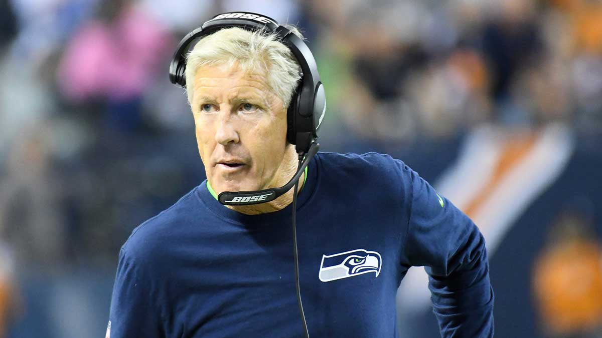 西雅图海鹰队的主教练皮特·卡罗尔（Pete Carroll）在下半场对阵士兵菲尔德的芝加哥熊队。