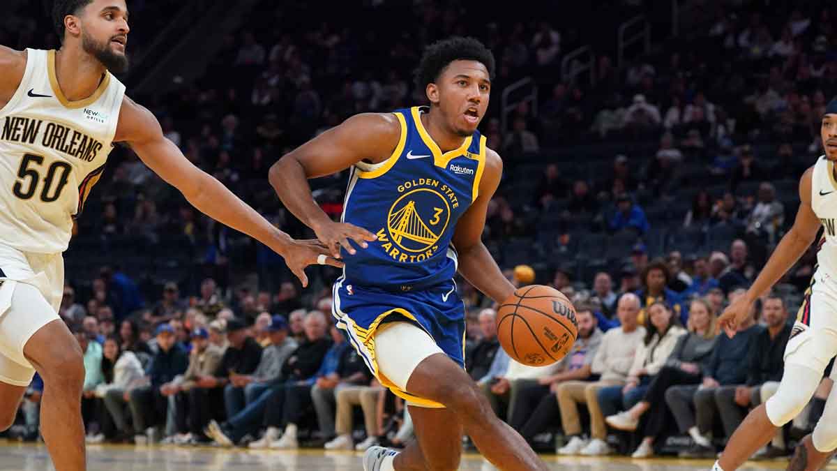 Golden State Warriors guard Reece Beekman (3) dribbles past New Orleans Pelicans forward Jeremiah Robinson-Earl (50) and scores two points in the fourth quarter at Chase Center.