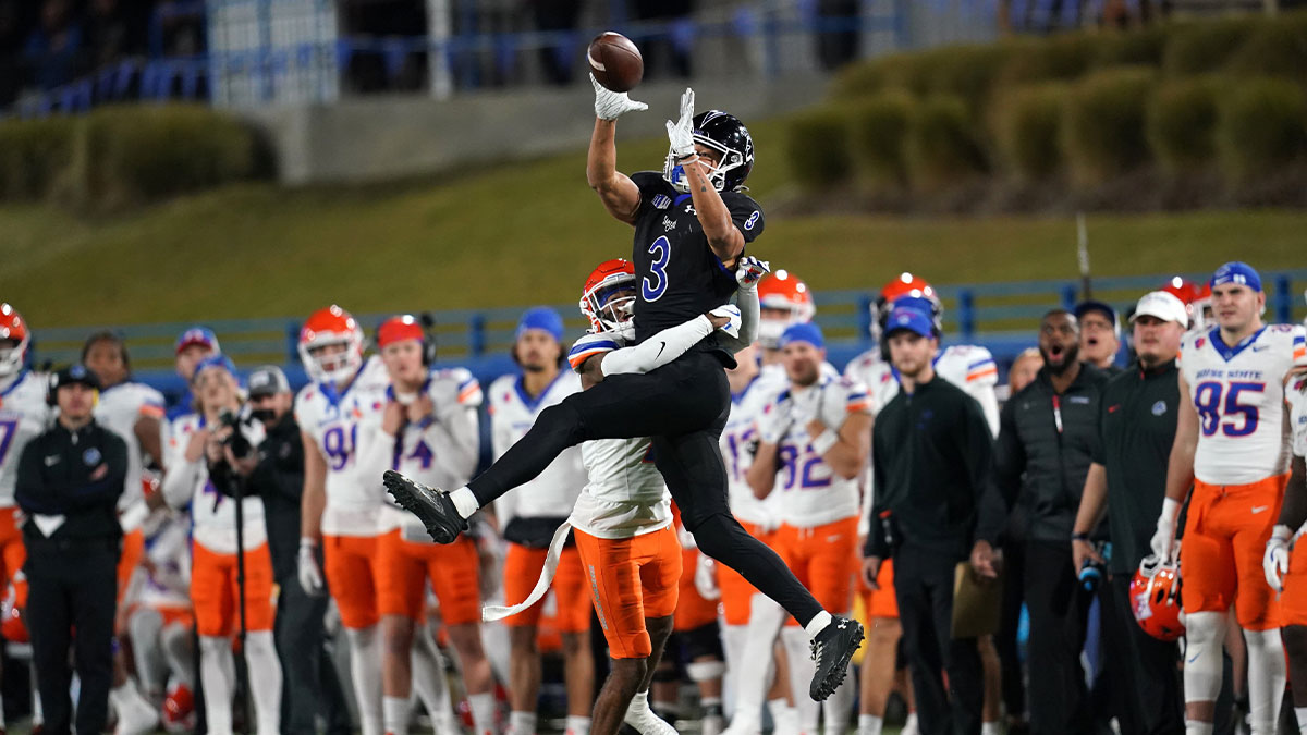 San Jose State Spartans wide receiver Nick Nash (3) makes a catch in front of Boise State Broncos cornerback A'Marion McCoy (7) in the third quarter at CEFCU Stadium.