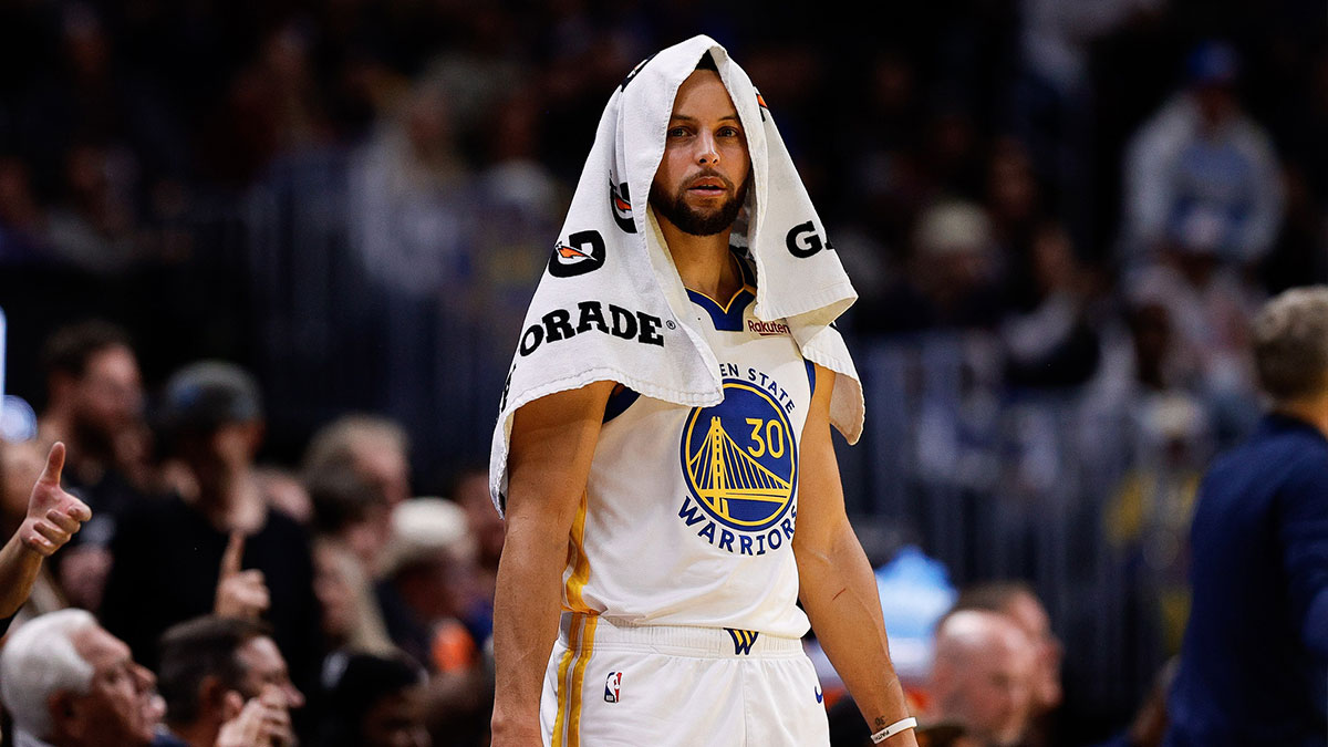 Golden State Warriors guard Stephen Curry (30) in the third quarter against the Denver Nuggets at Ball Arena.