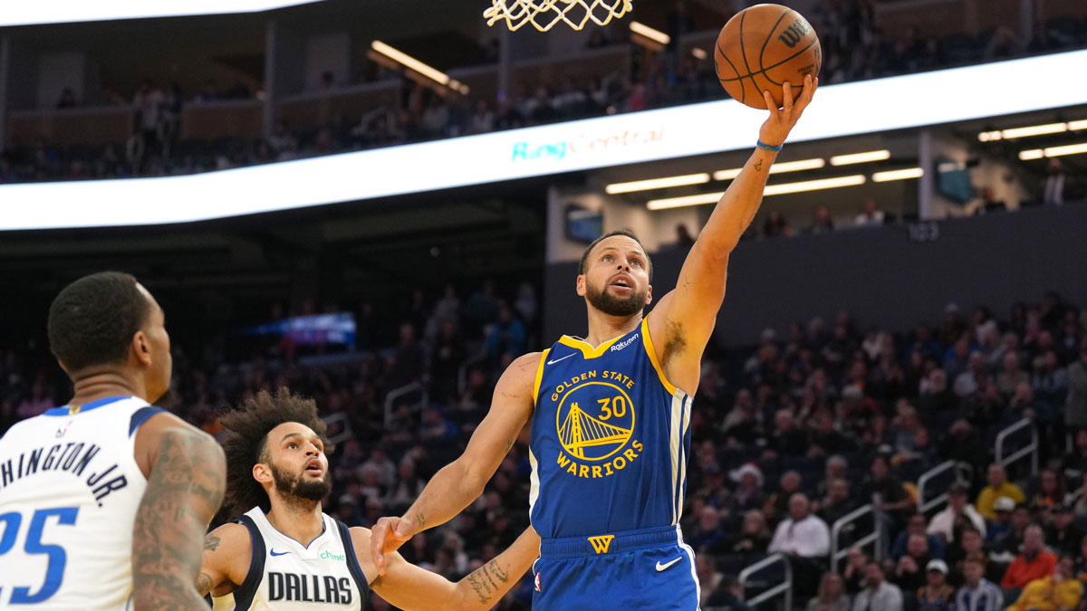 Golden State Warriors guard Stephen Curry (30) shoots against Dallas Mavericks center Dereck Lively II (2) during the third quarter at Chase Center.