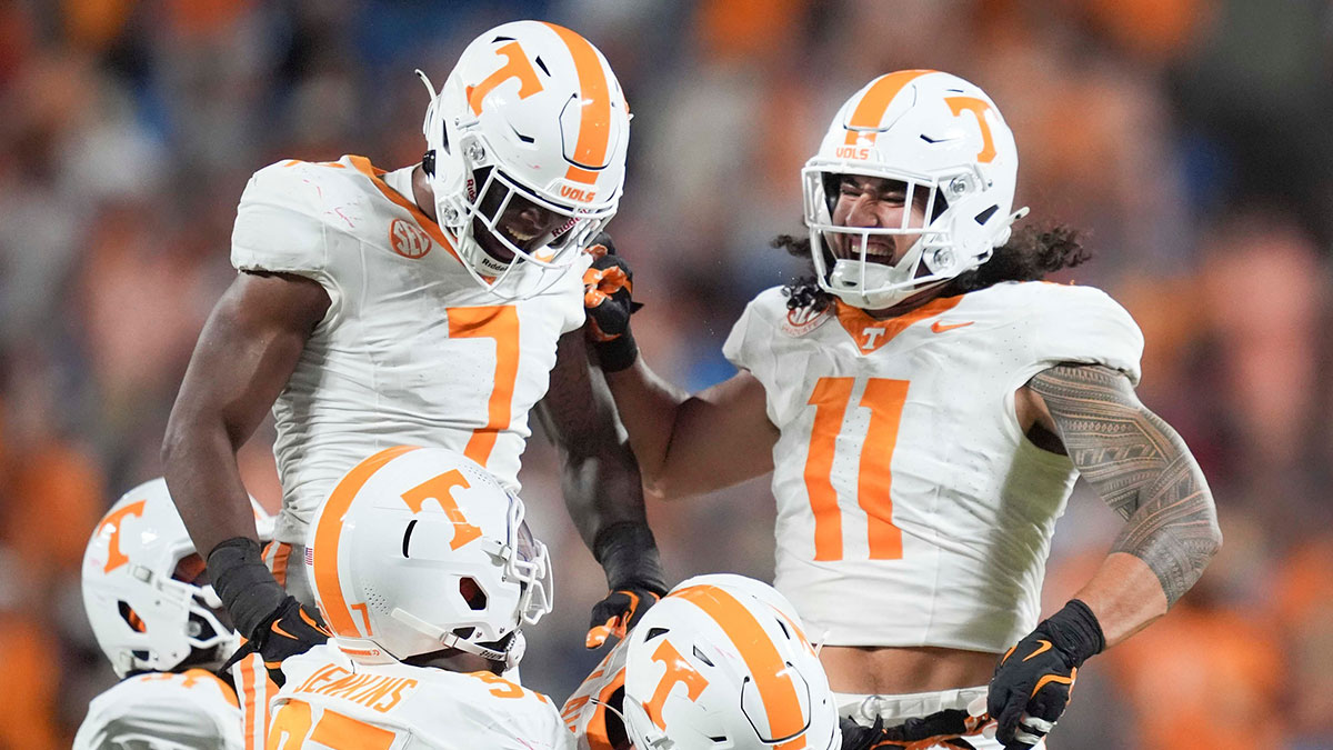 Tennessee football linebacker Arion Carter (7) and Tennessee linebacker Keenan Pili (11) at the NCAA College football game between Tennessee and NC State.
