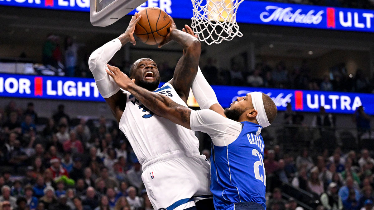 Timberwolves forward Julius Randle (30) is fouled by Dallas Mavericks center Daniel Gafford (21)