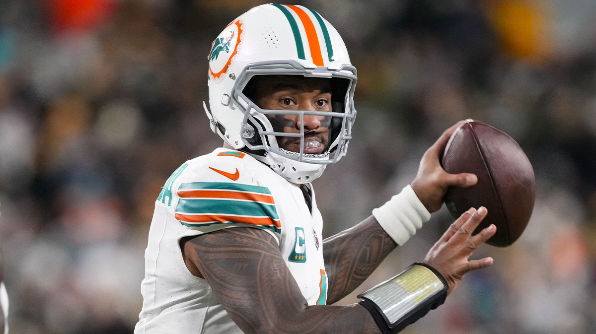 Miami Dolphins quarterback Tua Tagovailoa (1) throws a pass during the fourth quarter against the Green Bay Packers at Lambeau Field.