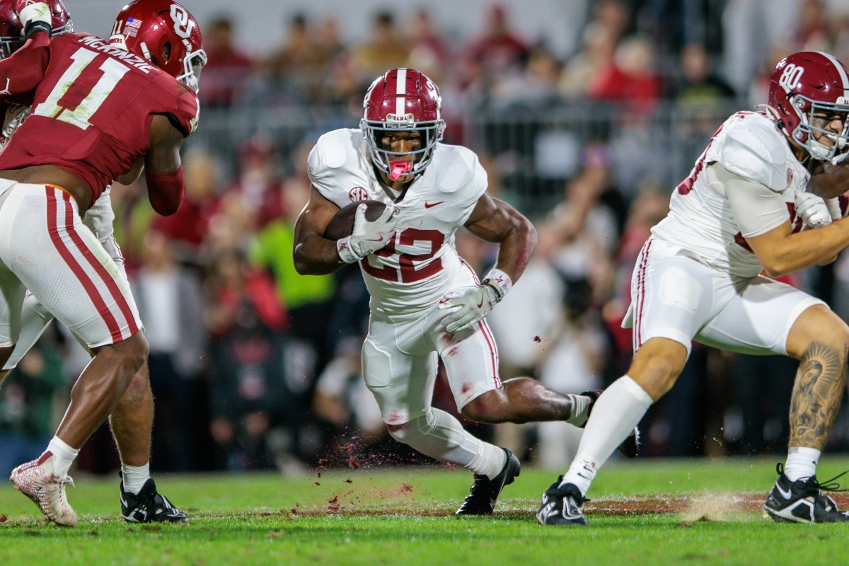 Alabama Crimson Tide running back Justice Haynes (22) runs the ball during the first quarter against the Oklahoma Sooners at Gaylord Family-Oklahoma Memorial Stadium.