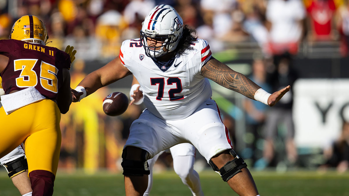 Arizona Wildcats offensive lineman Wendell Moe Jr. (72) against the Arizona State Sun Devils during the Territorial Cup at Mountain America Stadium.