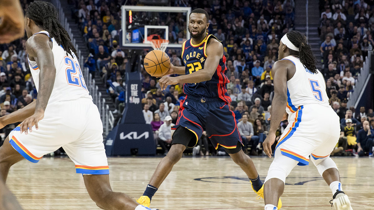 (22) looks to pass in the fourth quarter against the Oklahoma City Thunder at Chase Center.