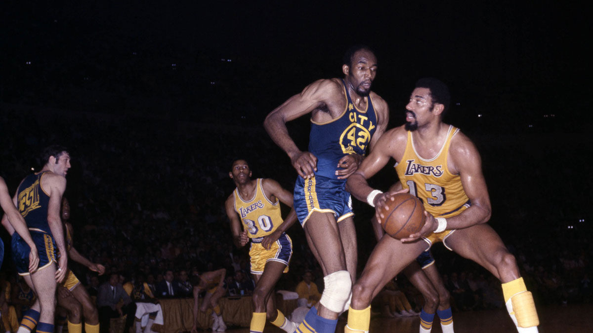 Wilt-Chamberlain-operates-down-low