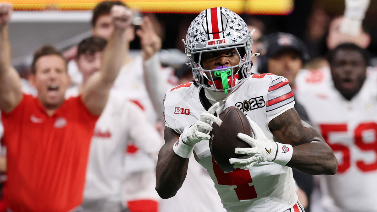 Ohio State Buckeyes wide receiver Jeremiah Smith (4) makes a catch against the Notre Dame Fighting Irish during the second half the CFP National Championship college football game at Mercedes-Benz Stadium.