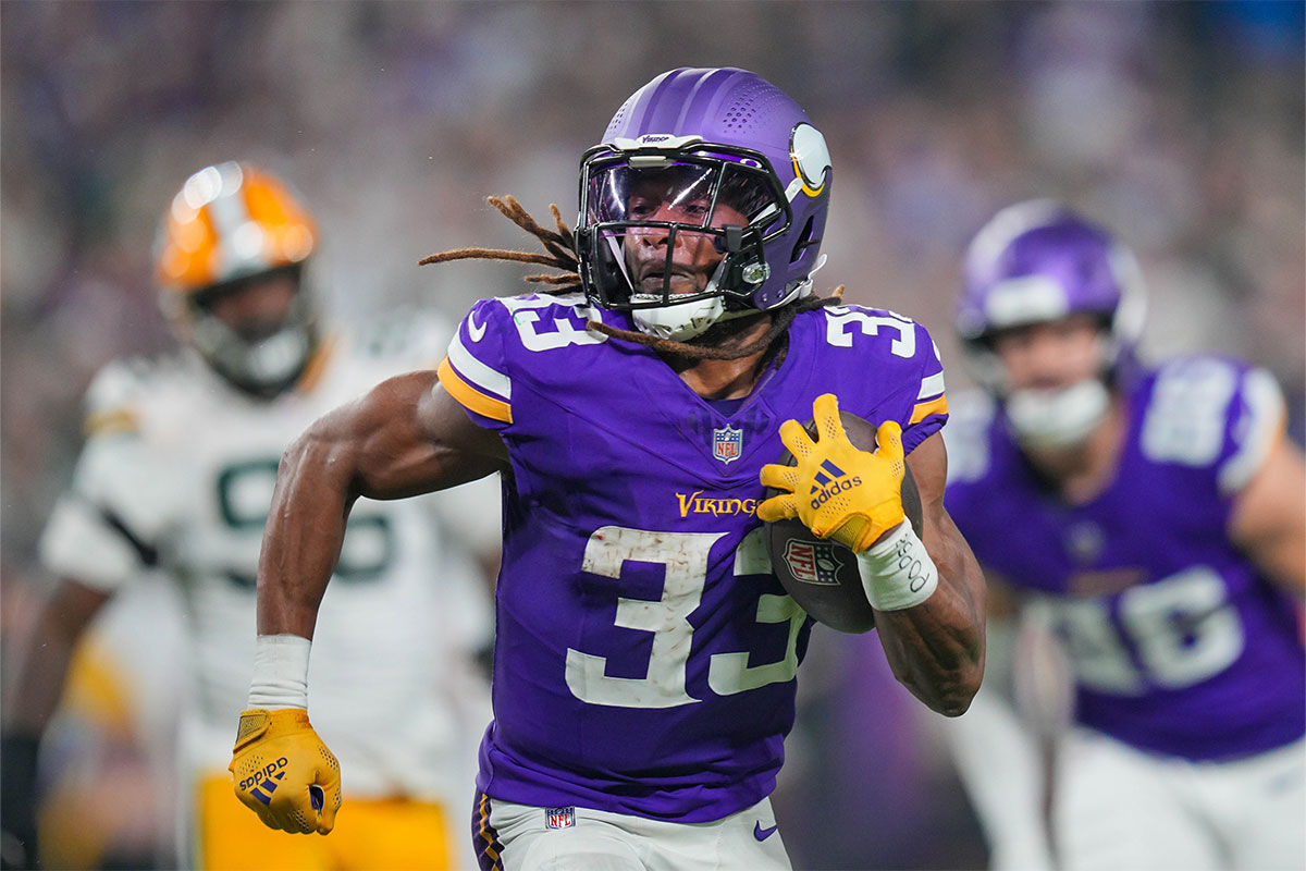 Minnesota Vikings running back Aaron Jones (33) runs with the ball against Green Bay Packers in the third quarter at U.S. Bank Stadium.