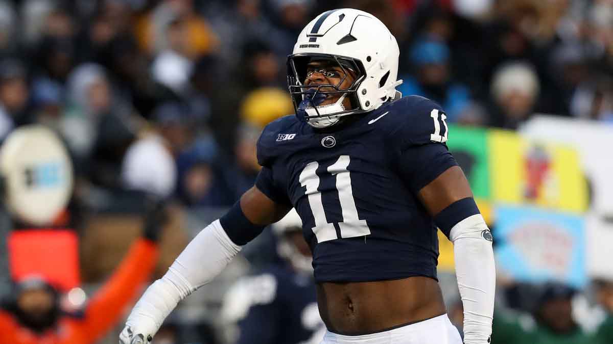 宾夕法尼亚州立大学 Nittany Lions 防守端锋 Abdul Carter（11 岁）在海狸体育场第一节解雇马里兰水龟队四分卫 MJ Morris（未图示）后做出反应。 