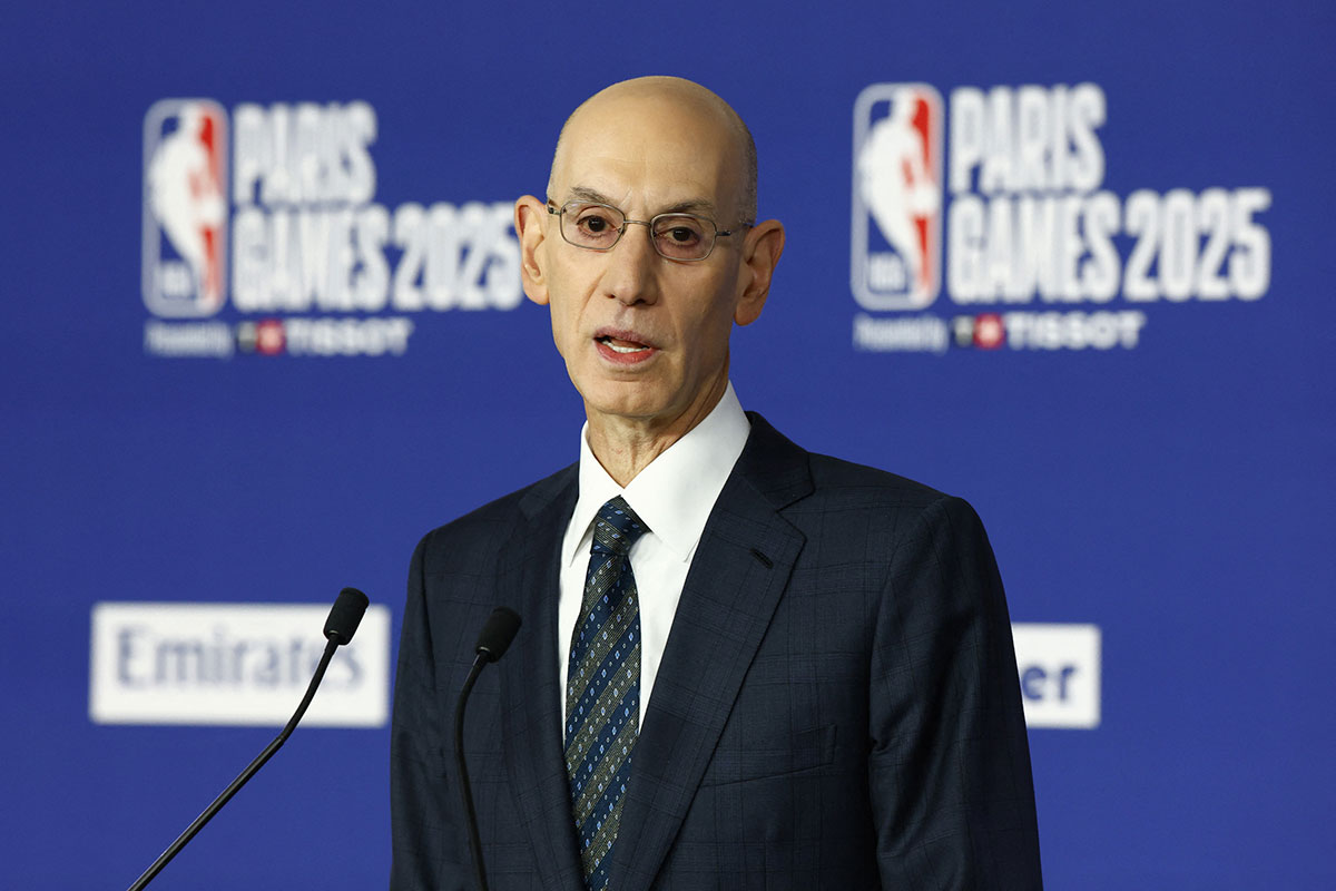 NBA专员亚当·西尔弗（Adam Silver）在巴黎运动会2025 NBA篮球比赛之前讲话，在圣安东尼奥马刺队和雅高竞技场的印第安纳步行者之间发表讲话。