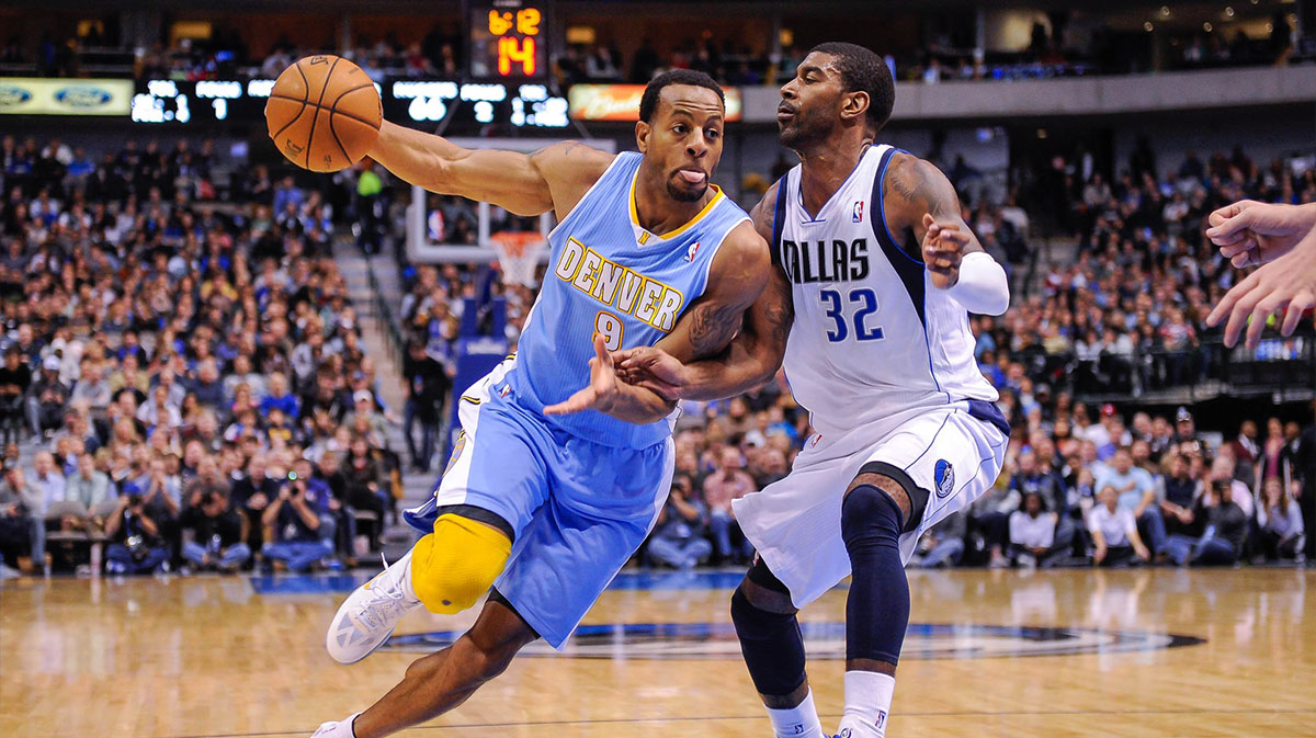 Denver Nuggets Shooting Guards Andre Iguodaloda (9) Drive the ball next to Dallas Mavericks Burn Guard Oj Maio (32) During the game in the center of American Airlines. Nuggets were defeated on Maverike 106-85. 