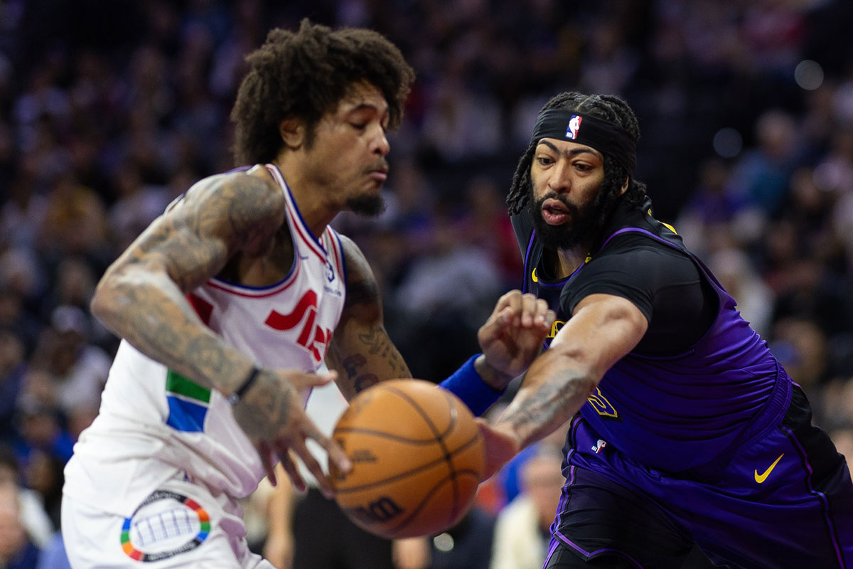 Los Angeles Lekers Naples Anthoni Davis (3) Hits the ball from Philadelphia 76ers Kulli Kelly OuBre Jr. (9) During the first quarter in Wells Fargo Center. 