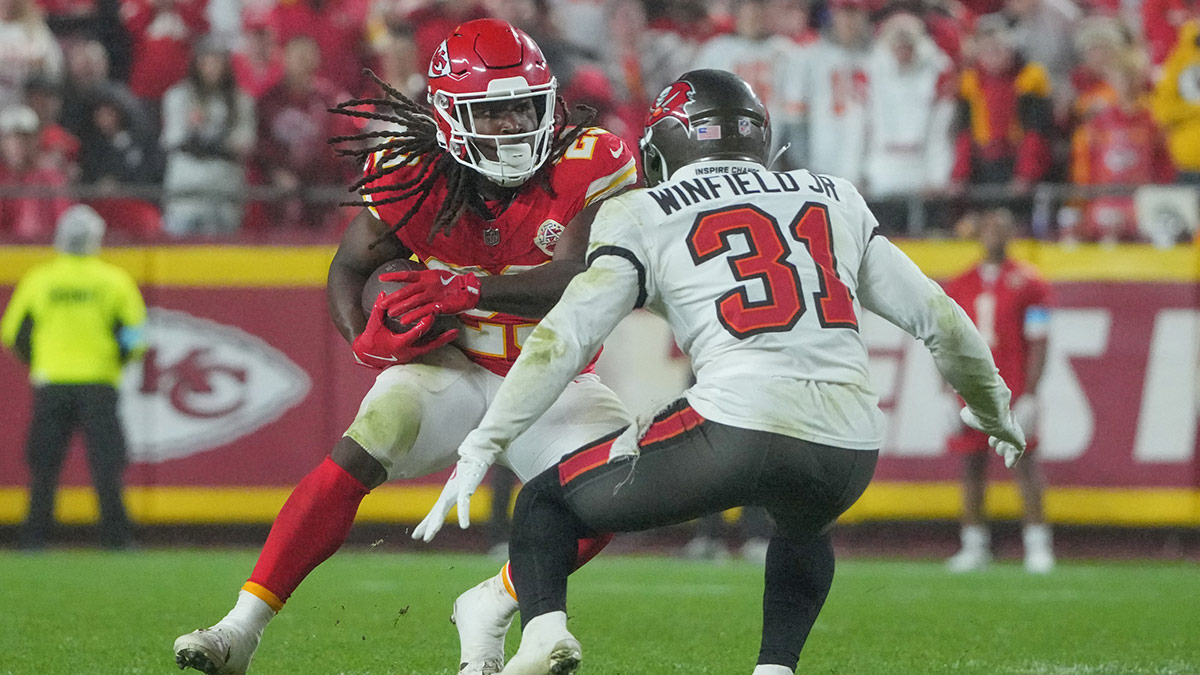 堪萨斯城酋长队跑卫卡里姆·亨特（Kareem Hunt，29 岁）在箭头体育场 GEHA 球场的比赛中带球，而坦帕湾海盗队安全卫小安托万·温菲尔德（Antoine Winfield Jr.，31 岁）负责防守。 