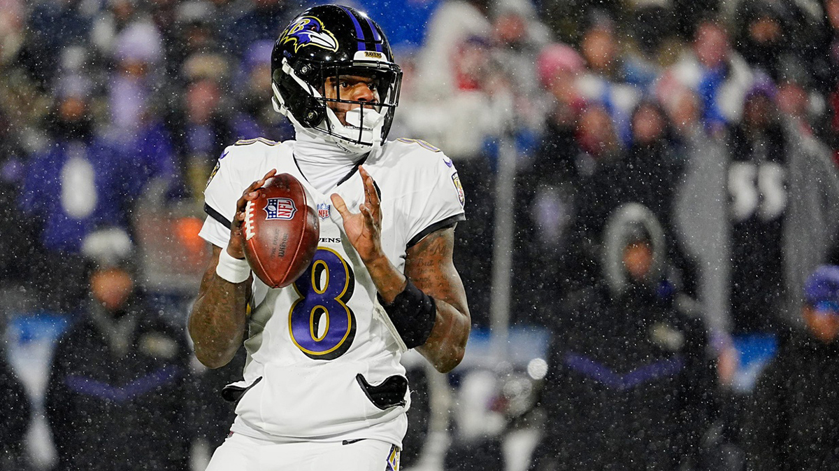 巴尔的摩乌鸦四分卫拉马尔·杰克逊（Lamar Jackson）准备在2025年1月19日在果园公园的Highmark体育场对阵巴尔的摩乌鸦队的布法罗比尔分区比赛中发球。