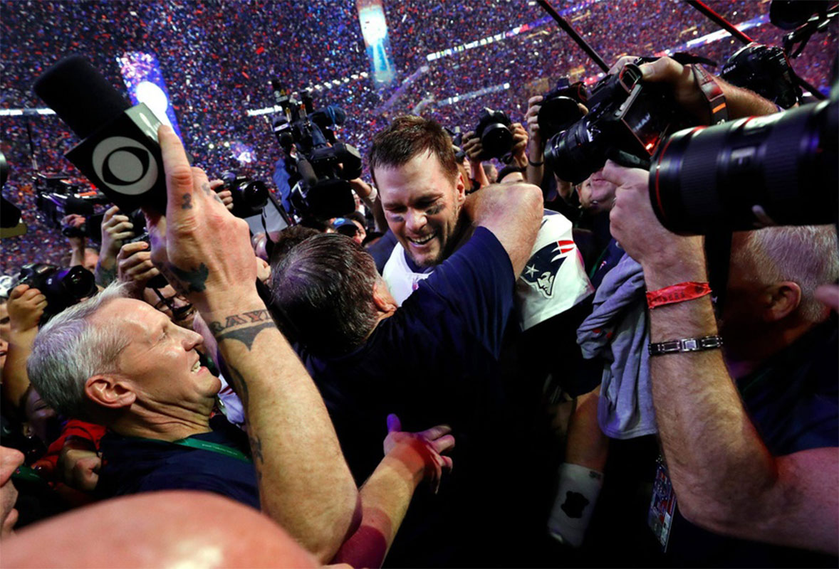 汤姆·布雷迪（Tom Brady）在亚特兰大的梅赛德斯 - 奔驰体育场（Mercedes-Benz Stadium）的超级碗LIII赢得了洛杉矶公羊队（Los Angeles Rams）的胜利，与教练比尔·贝里希克（Bill Belichick）一起庆祝。