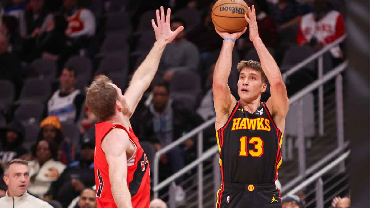 Beck Atlanta Hoksa Bogdan Bogdanovic (13) shoots against Toronto Reptors in the second quarter at State Farm Arena. 